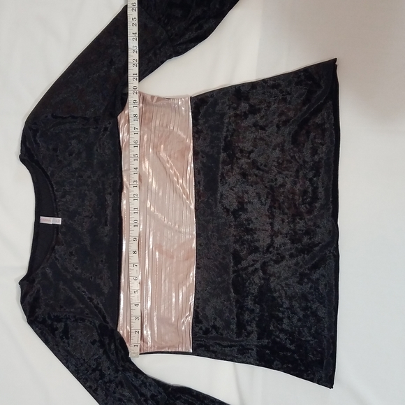 Beautiful woman's velvet top - Picture 4 of 9